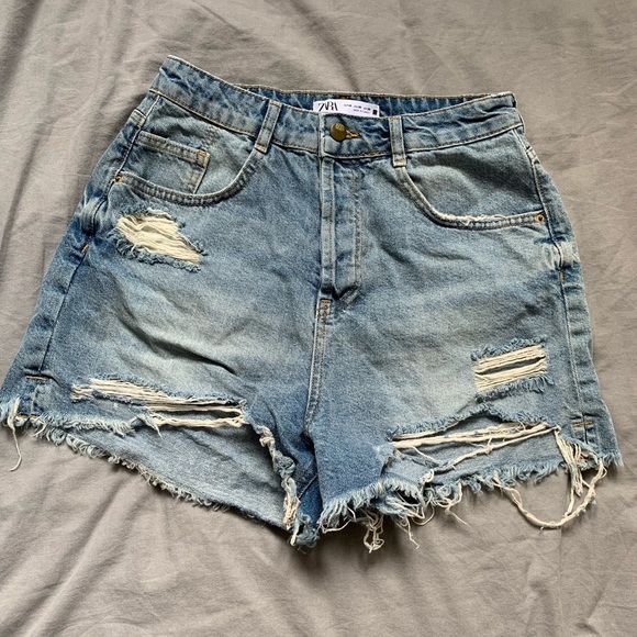 High waisted distressed medium wash jean short. Size 8. From Zara. - Picture 1 of 2